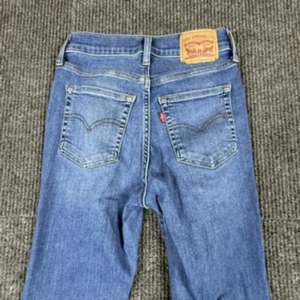 Levis 720 High Rise Super Skinny Distressed Blue Jeans Womens 26x32 52797-0396